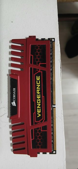 Продавам DDR3 RAM–G.Skill Ripjaws (2x2GB) + Corsair Vengeance (1x4GB)