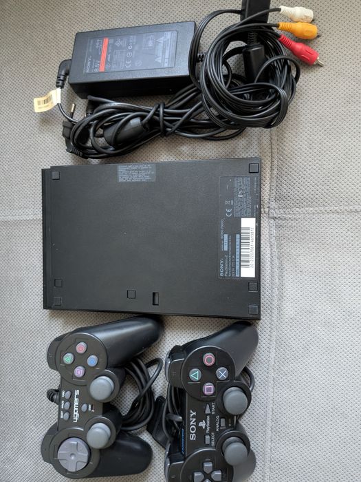 PlayStation 2 model SCPH-7003 aproape impecabil