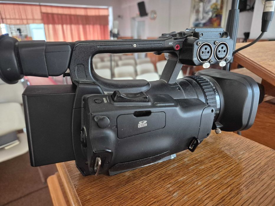 Camera video profesionala Canon XF100