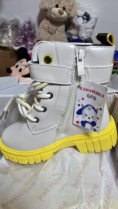 Pantofii sunt pentru fată.