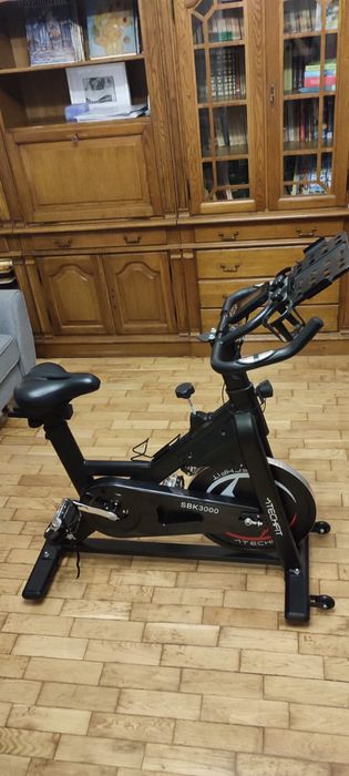 Vând bicicletă indoor, de spinning magnetică - TECHFIT SBK3000