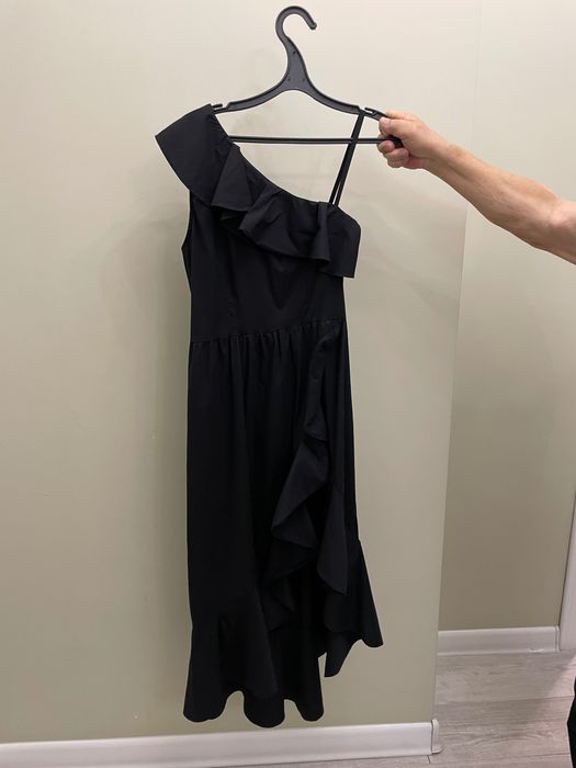 Платье черное с одним открытым плечом