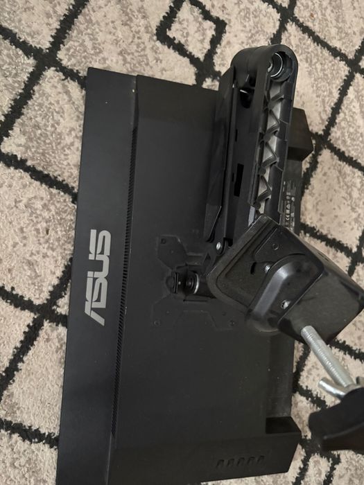 Brat suport pentru monitor