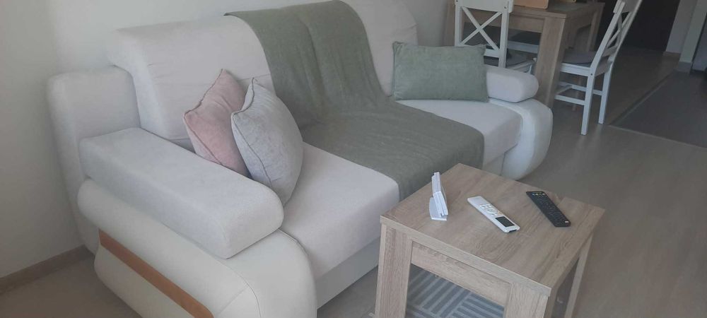 Canapea extensibila cu spatiu de depozitare si brate detasabile