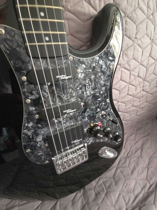 Chitară electrică FRETLIGHT FG-621 cu sistem de învățare LED tastieră