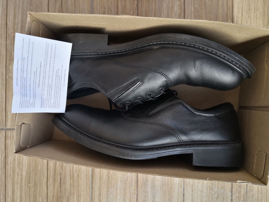 Vând  ghete și pantofi  din piele.