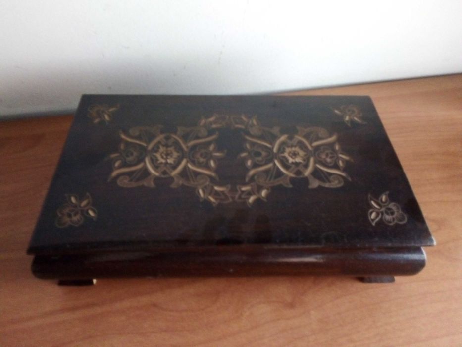 Кутия за бижута дърво