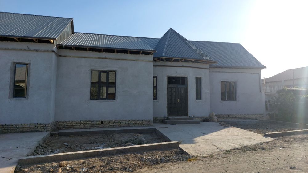 Урганч шахрида 160 м2 янги курилган 1 каватли уй  сотилади.