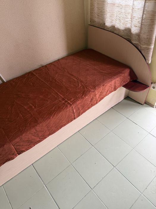 Продавам легло с матрак. СПЕШНО