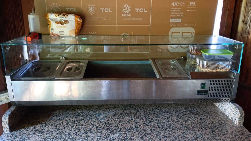 Masă rece și vitrină ingrediente rece pizzerie