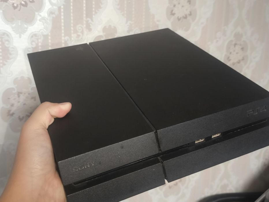 PlayStation 4 1TB 2Джостика + Аккаунт с играми