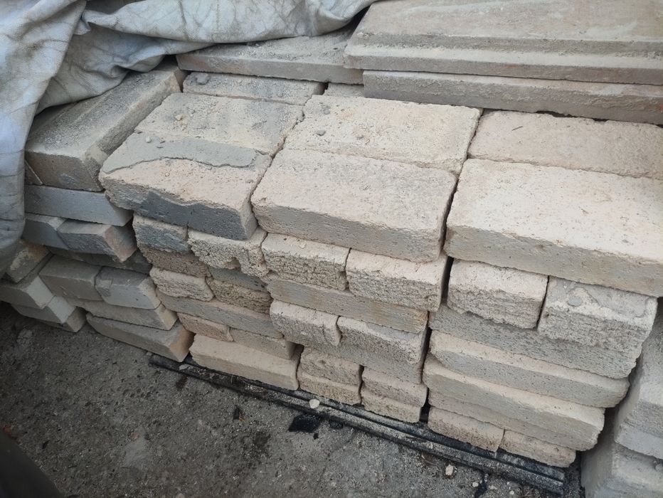 Леки Перлитени Огнеупорни ТухлиЛеки Перлитени Огнеупорни Тухли
​Налични около 100-120 броя леки перлитени тухли за термоизолация. Те са изключително л