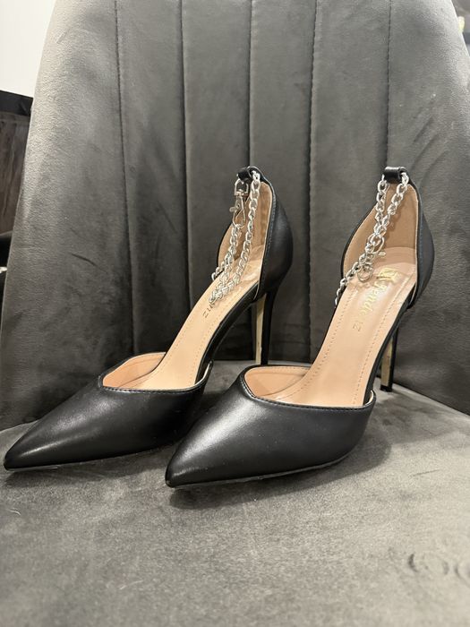 Обувки на висок ток