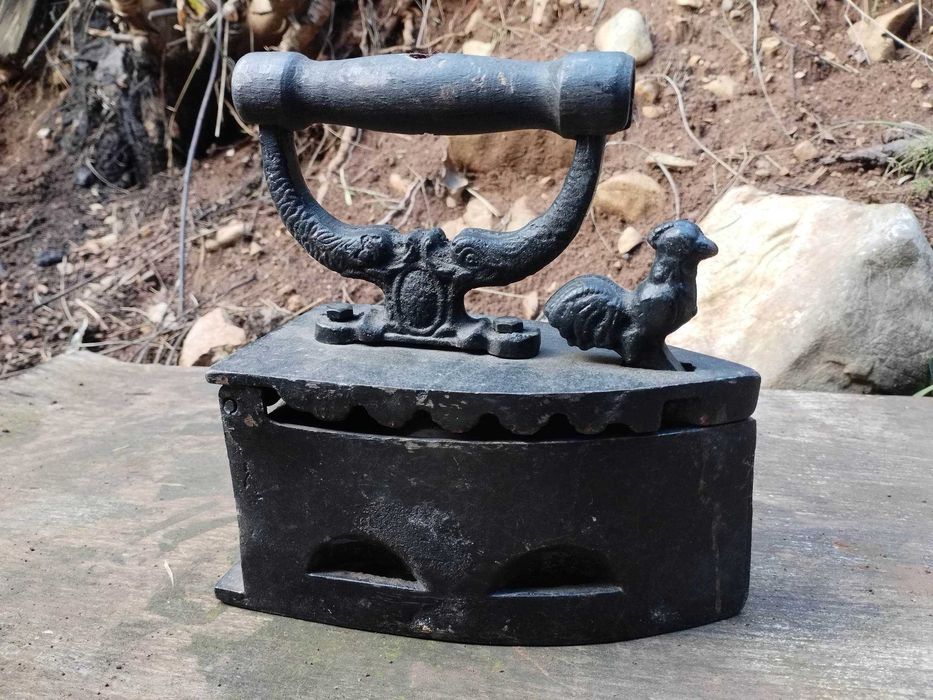 Старинна ютия на жар