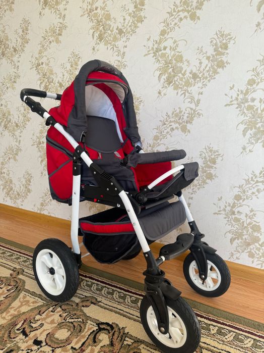 Детская коляска с люлькой