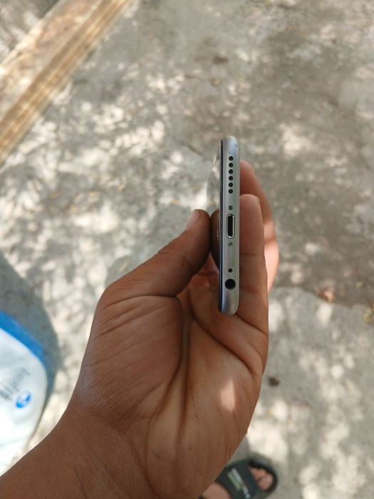 IPhone 8 pe spate scrie iPhone s