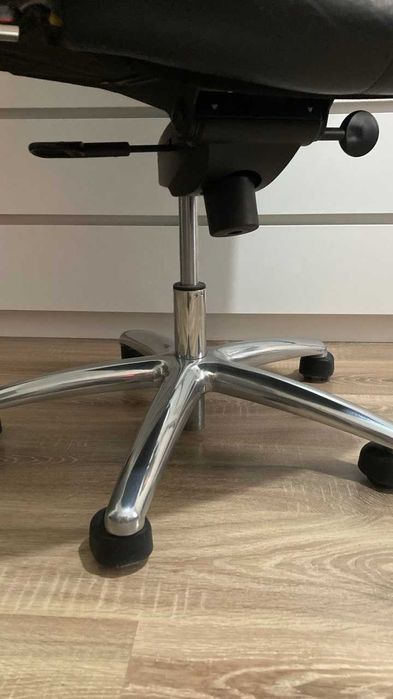 Офисное кожаное кресло