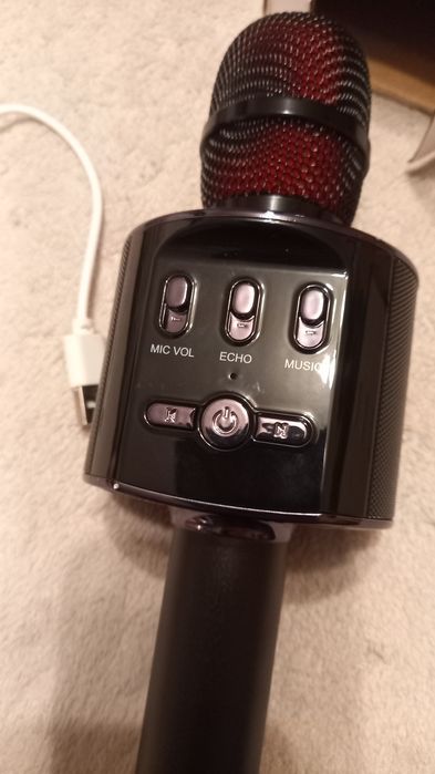 Безжичен караоке микрофон