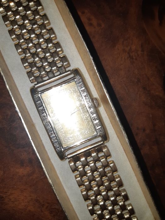 Часы с бриллиантом