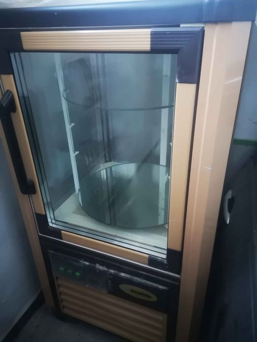 Сладкарска витрина