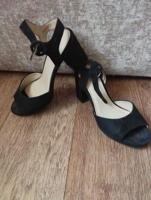 Продам босоножки 5000