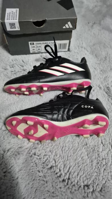 Adidasi fotbal, Adidas
