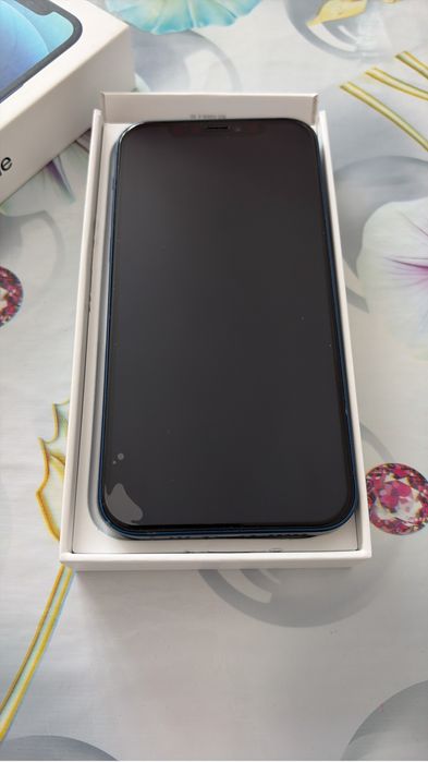 Продам айфон 12 память 64 гб