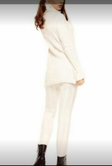 Costum tricot,nou,culoare crem,model deosebit M