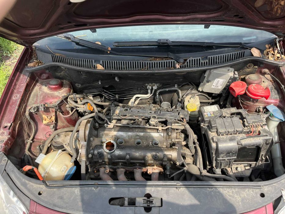 Dezmembrez VW Volkswagen Polo 9N facelift 1,4 benzina visiniu 2007