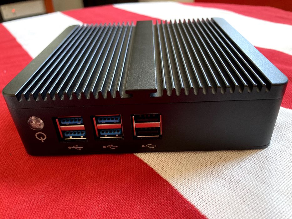 Мини компютър без вентилаторна охлаждане