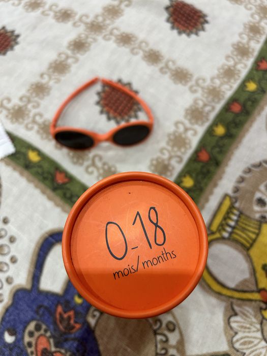 Продавам слънчеви очила за малка госпожица