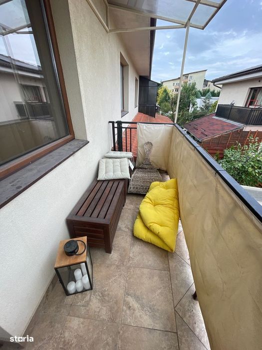 Casă modernă tip triplex, unitate de capăt