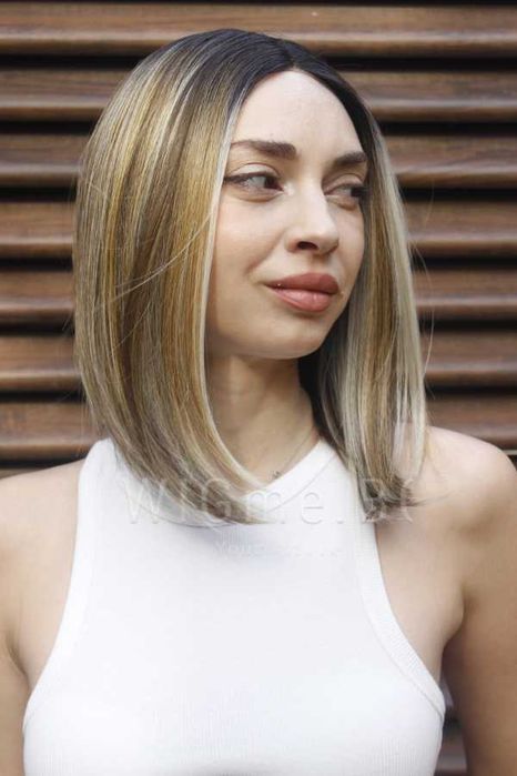 Късо каре с тъмни корени на руси кичури Рут