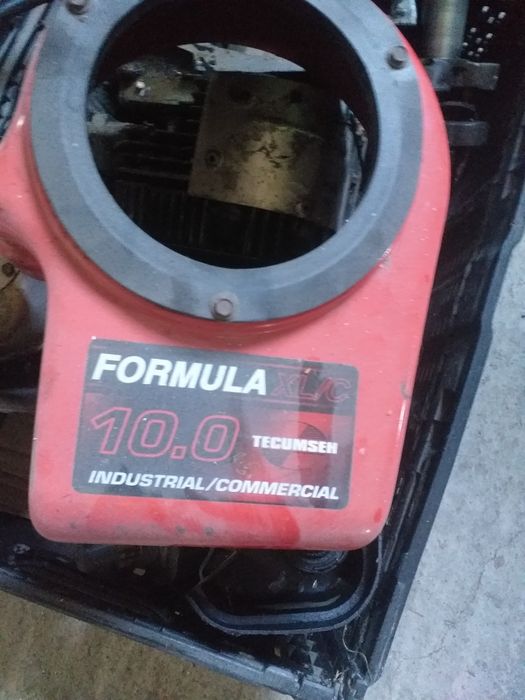 Tractoras tuns iarba