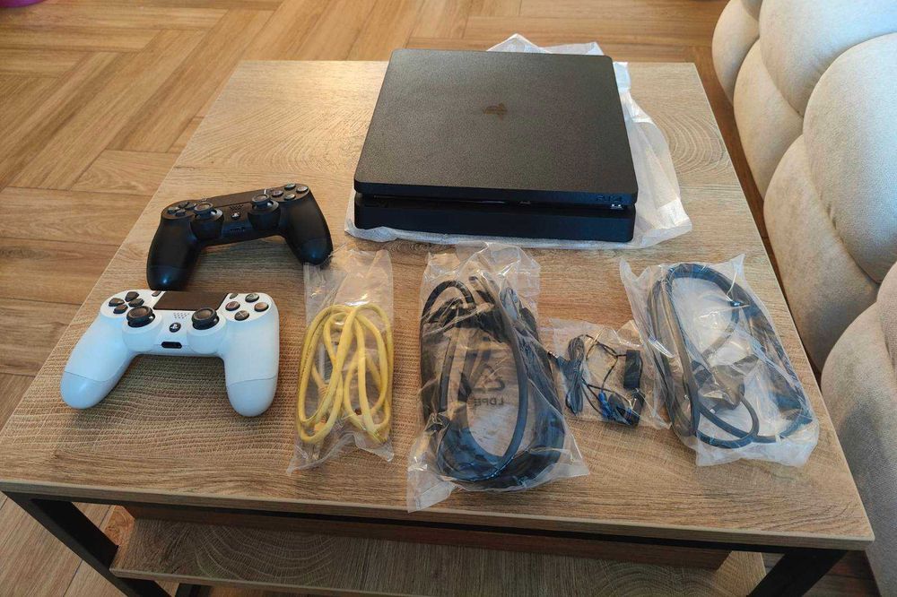 Playstation 4 slim (перфектно състояние)