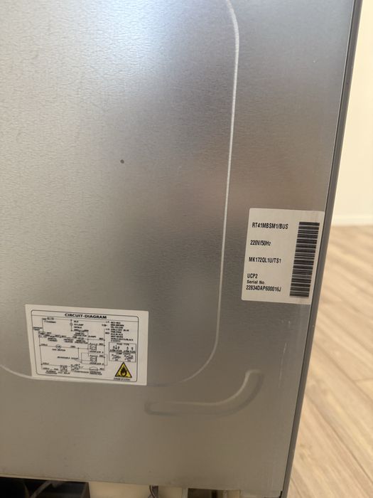 Холодильник Samsung серебристый