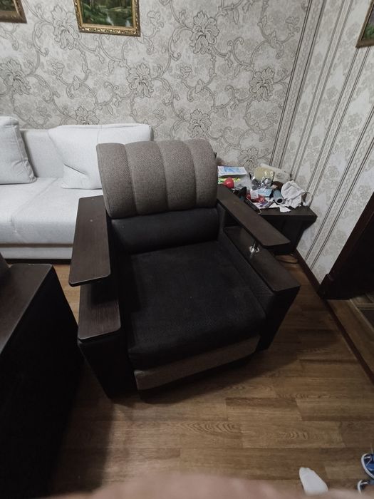 Угловой выкатной диван и кресло