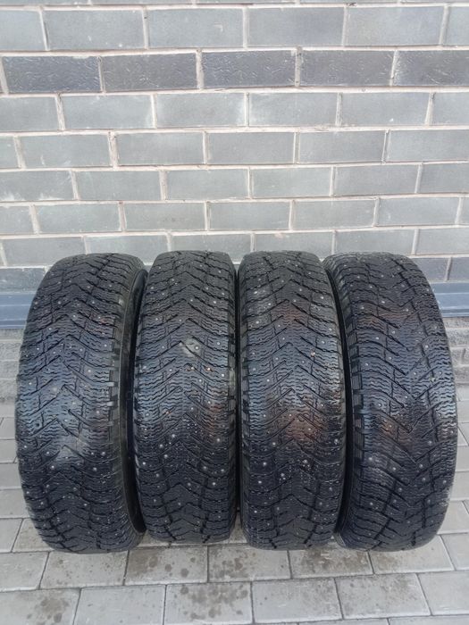 Продам зимние шины 215/70 R16