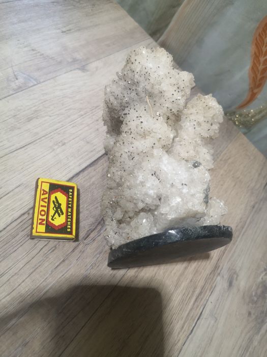 Друза горного хрусталя. Белый кварц