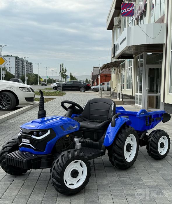 Siniy traktor prisepli pultli bolalar mashinasi elektromobil elektroka