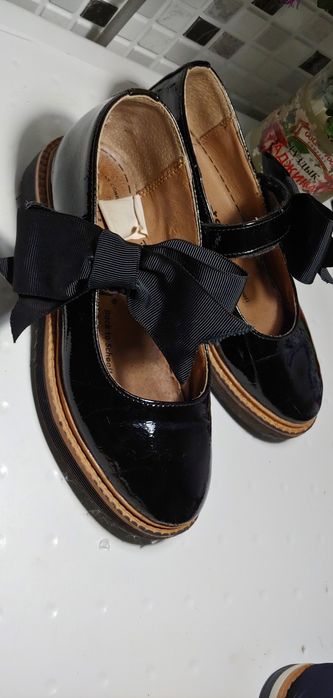 Продам обувь : сандали , ботинки и т.д. на девочку 33 размер