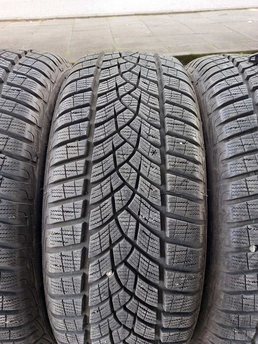 215/55 R17 GOODYEAR UltraGrip