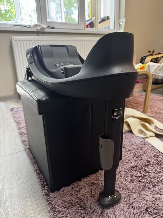 Vând Scoică auto Cybex Aton B2 i-Size + bază ISOFIX Cybex | scor ADAC 1.7 |