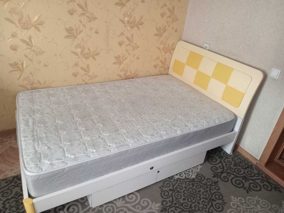 Продам кровать с матрасем в отличном состоянии