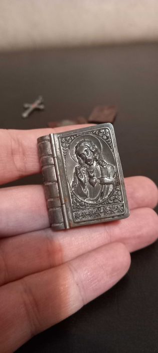 Lot impresionant de itemuri bisericești, WW2