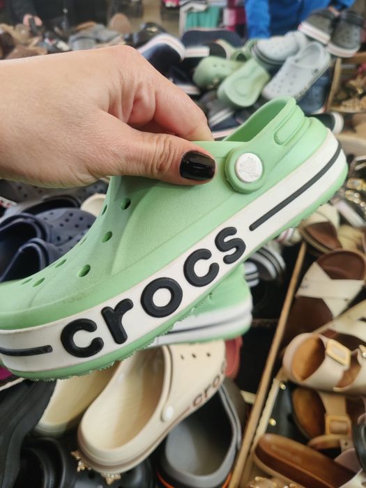 Vând papuci Crocs