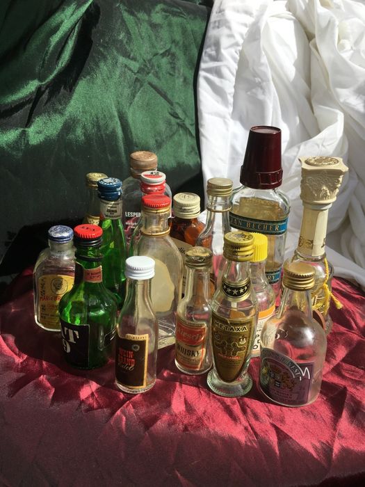 Колекция стъклени бутилчици от алкохол