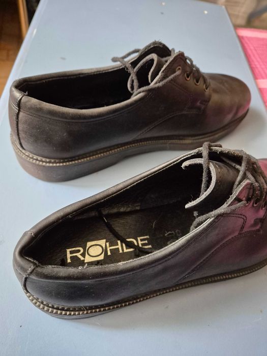 Pantofii barbatesti de tip Derby, din piele naturală neagră, marime 46, marca Rohde Germania. Impecabili.