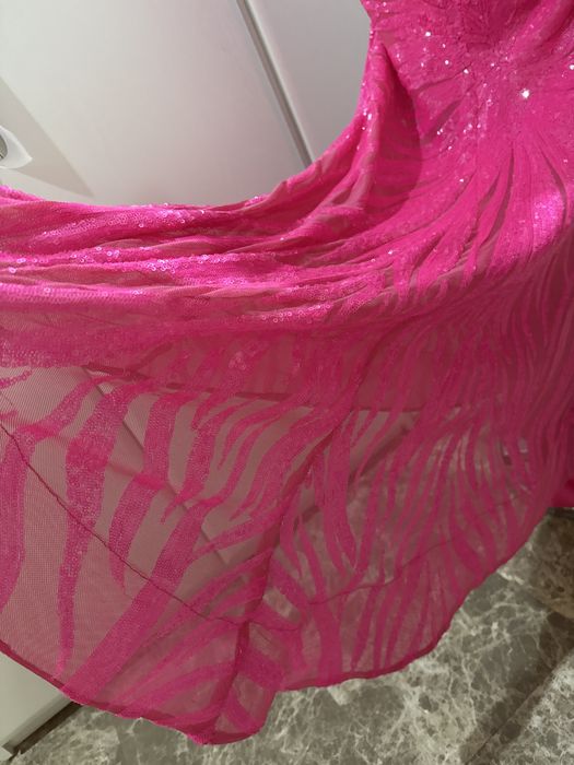 Бална рокля в цвят Barbie pink