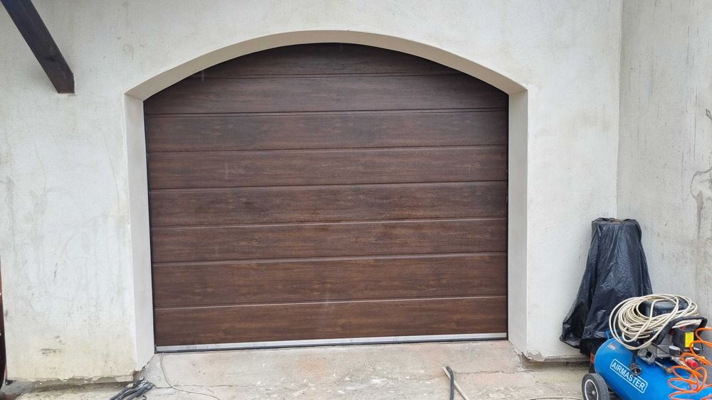 uși de garaj gri antracit cu panou vitrat